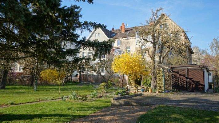 Garten mit rückwärtiger Garage
