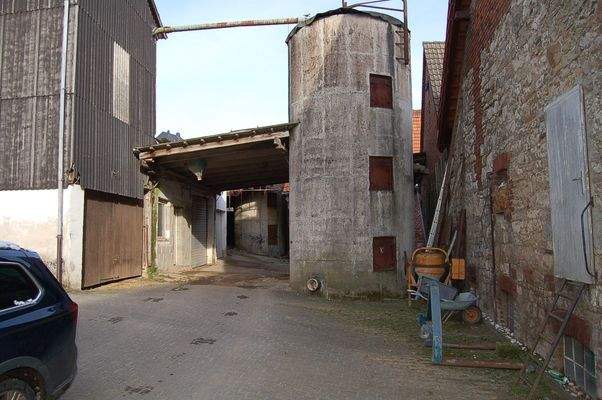 09 Hof mit Silogebäude.JPG