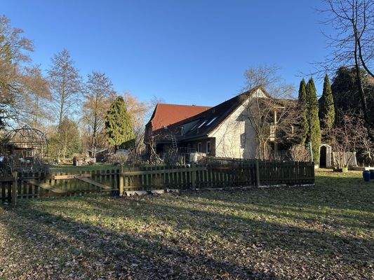 Gebäuderückseite mit Garten