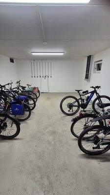 Fahrradstellplatz mit Ladestation