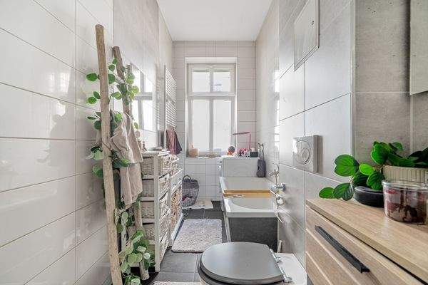 Tageslichtbad mit Badewanne