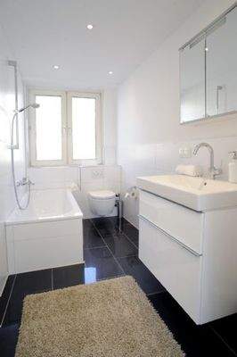 Sonnemannstrasse - das perfekte Bad - sauber, neu 