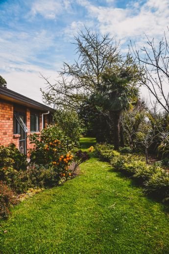 Freistehender Bungalow mit Doppelgarage & Garten in Eching