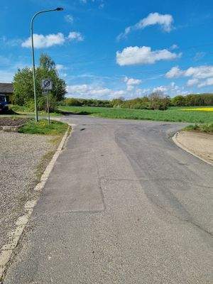 Ende der Straße mit Feldweg in die Drover Heide