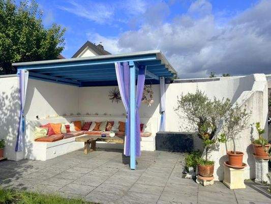 Überdachte Terrasse mit idyllischer Sitzecke