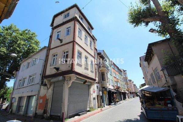 3-Storey Corner Building in Istanbul Fatih with a Store