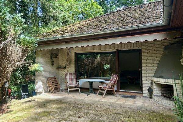 Hausansicht mit Terrasse