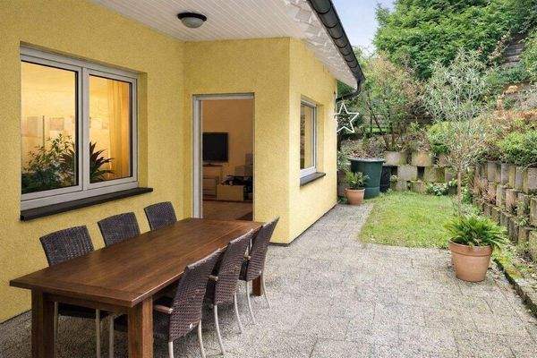 Hausansicht mit Terrasse 