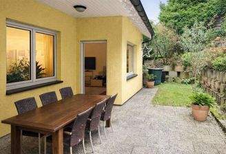 Hausansicht mit Terrasse 