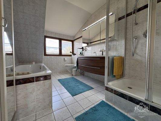 Badezimmer mit Wanne und Dusche