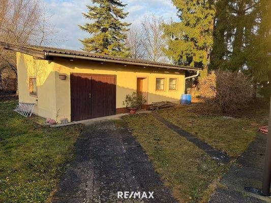 Nebengebäude mit KFZ Stellplatz / Lager