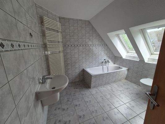 DG: Bad mit Wanne und Dusche