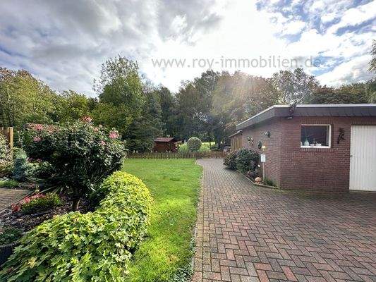 große, weitläufige Gartenanlage...