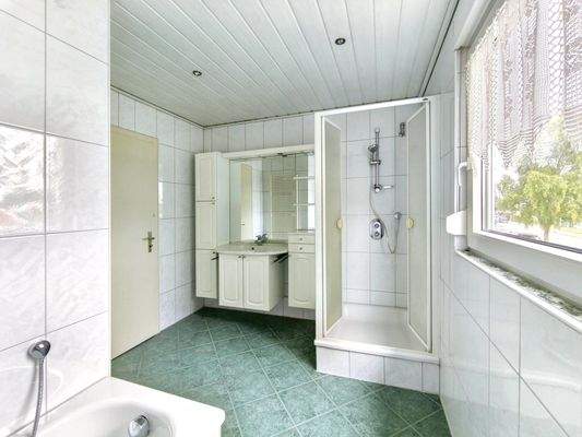 Duschbad mit Wanne Ansicht 2 im DG