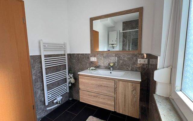 Bad 2 WG Zimmer Stuttgart möbliert Zuffenhausen Wohnen auf zeit bei urbanbnb.jpeg