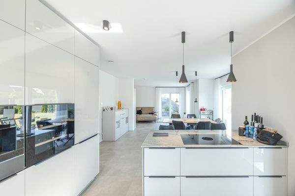 Blick von der Küche in den Ess- und Wohnbereich