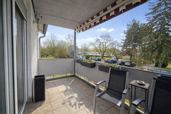 Sauberer Balkon mit Sonnenschein und Pflanzen