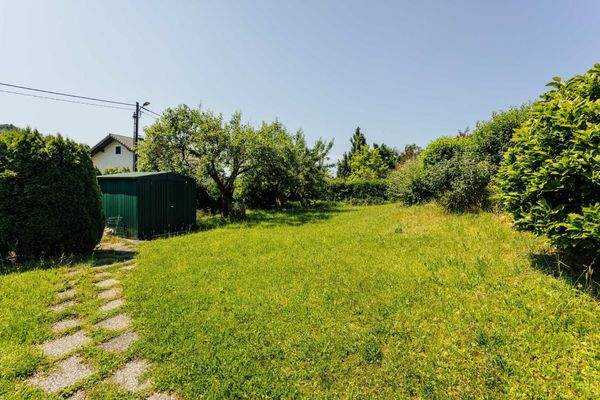 Vorgarten mit Gerätehaus