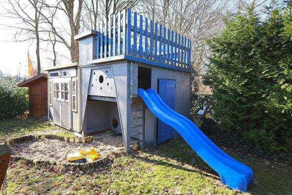 Kinderparadies mit Rutsche