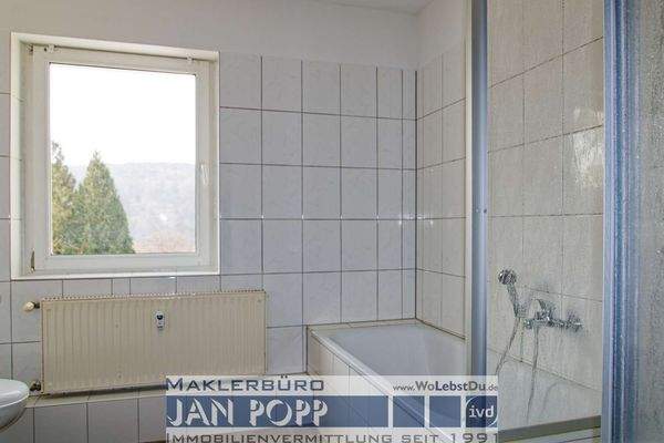 Tageslichtbad mit Wanne und Dusche