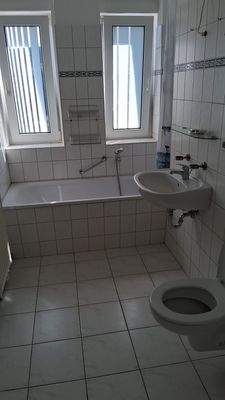 Helles Badezimmer mit Wanne