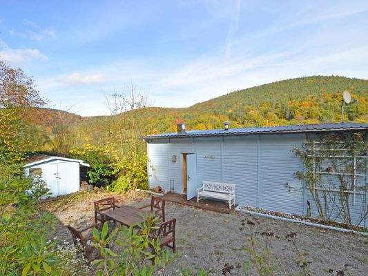 Vor dem Haupteingang des Hauses befindet sich ein großer Vorplatz...