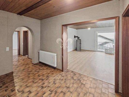 Flur mit Flügeltür zum Wohnbereich