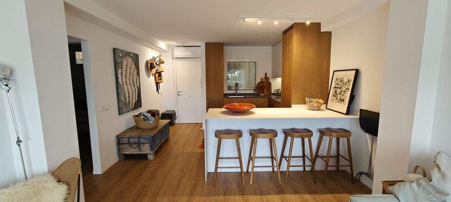 Blick zur Küche und zum Eingang.jpeg