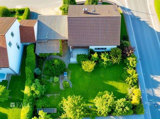 Drohnenaufnahme - Draufsicht - Haus mit Garten - (KI optimiert)