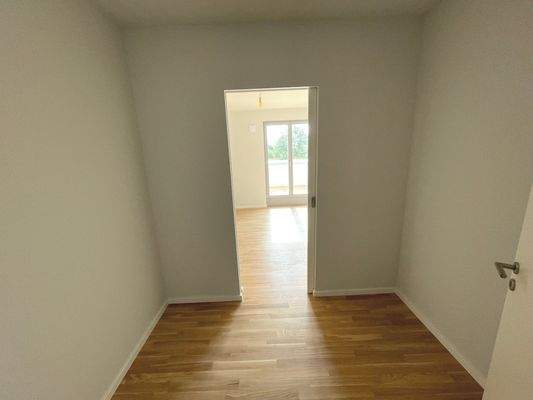 Helles Wohnzimmer mit Balkon