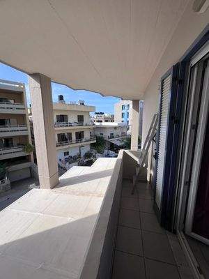 Kreta, Heraklion: Teilrenovierte Wohnung im Stadtteil Mastampas zu verkaufen