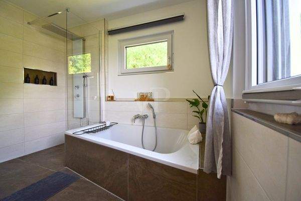 begehbare Dusche und Badewanne