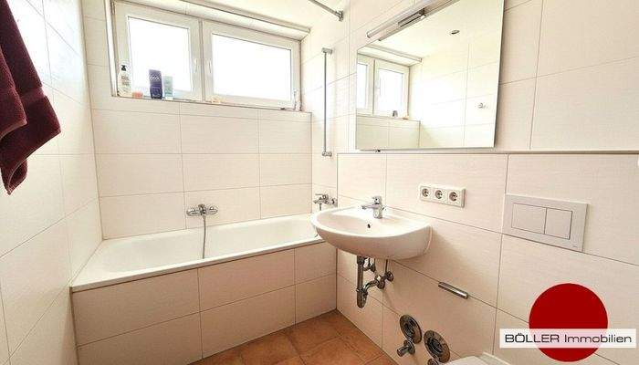 Badezimmer mit Fenster!