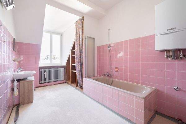 Bad mit Fenster, Wanne und Waschbecken