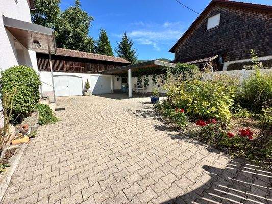 Terrasse und Garagen