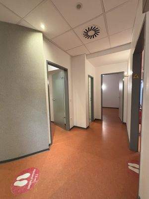 Büroflur mit Türen