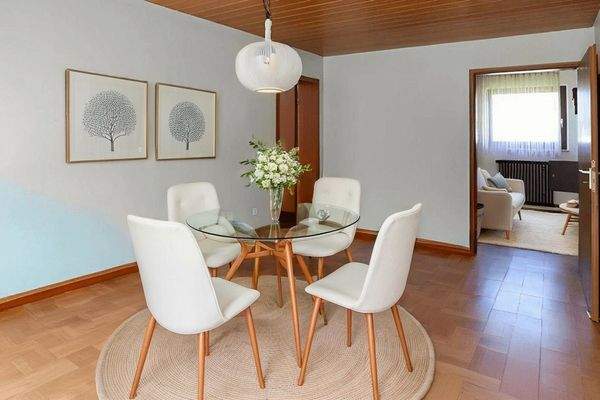 Esszimmer KI gestaged