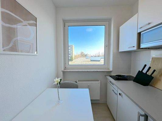 Helle Küche mit Fenster