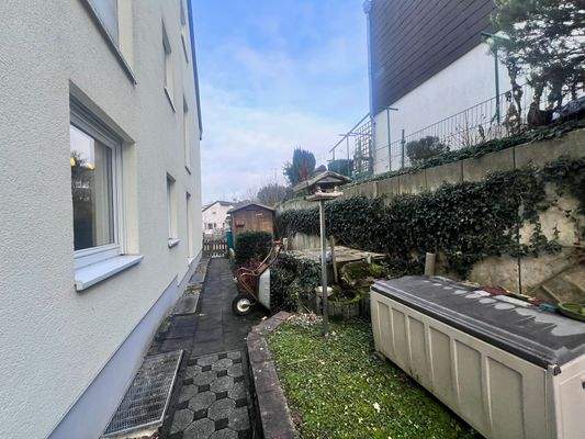 Seitlicher Garten mit Gartenhaus