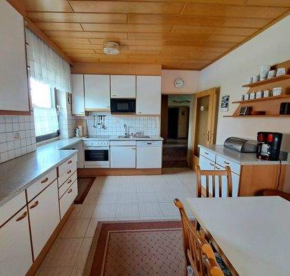 EG: mit Frühstücks-Bereich