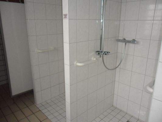 Schwimmbad-Duschen.JPG