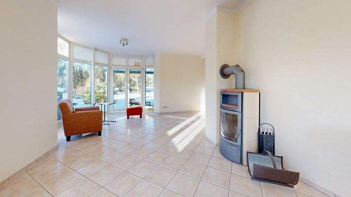 Wohnzimmer mit Wintergarten & Kamin