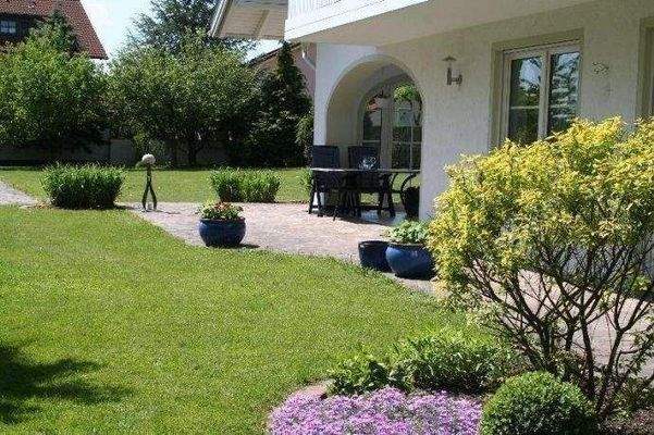 Terassenseite mit Freisitz