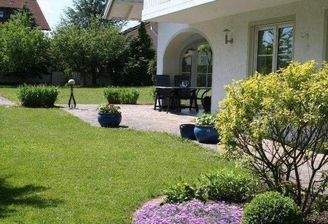 Terassenseite mit Freisitz