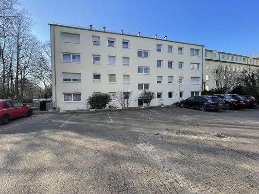 Parkplatz und Hauseingang