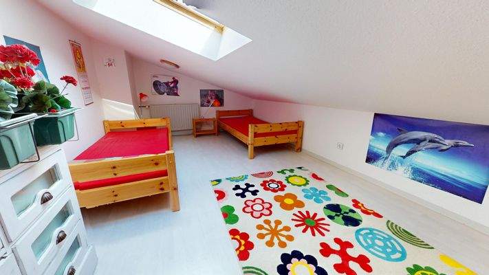 Kinderbereich neben dem Schlafzimmer mit geringer Deckenhöhe