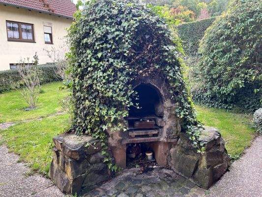 gemauerter Bruchsteingrill im Außenbereich