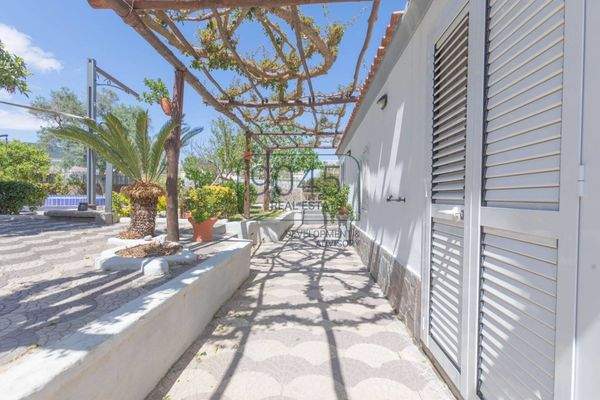 Prestigevilla in Ischia Ponte – Ein Juwel auf den Klippen der Insel Ischia