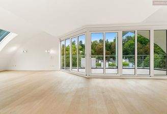 Loftartiger Wohnraum mit Zugang auf die Terrasse