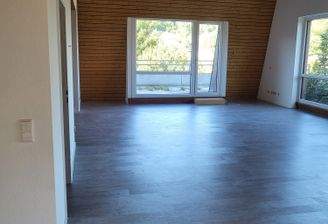 Lichtdurchflutetes Wohnzimmer